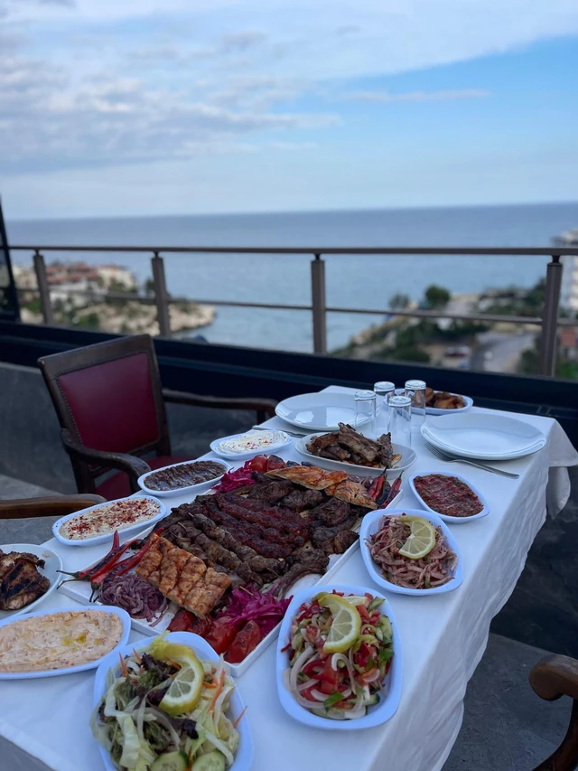 Kebab servisi & deniz manzarası