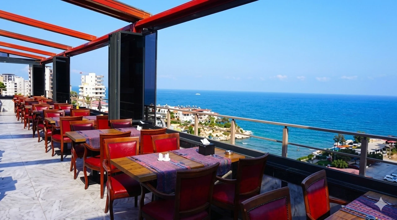Çatı katı restoran — deniz manzarası