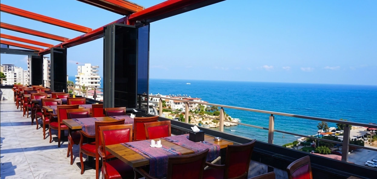 Çatı katı terası — deniz manzarası