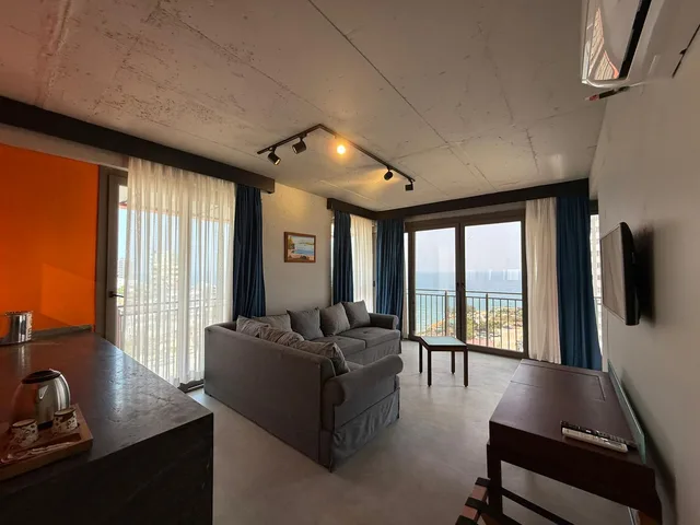 Suite & deniz manzarası